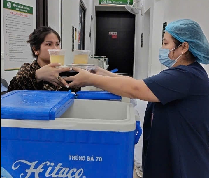 B&aacute;c sĩ hối hả cấp cứu, điều trị bệnh nh&acirc;n trong b&atilde;o Yagi- Ảnh 12.