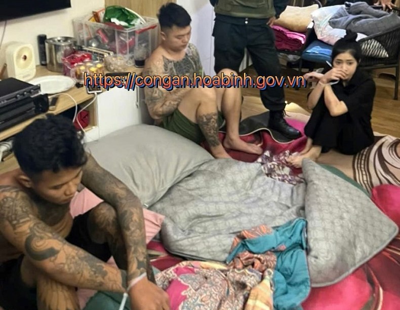 Người phụ nữ mở "tiệc ma t&uacute;y" tại nh&agrave; c&ugrave;ng nhiều d&acirc;n chơi xăm trổ- Ảnh 2.
