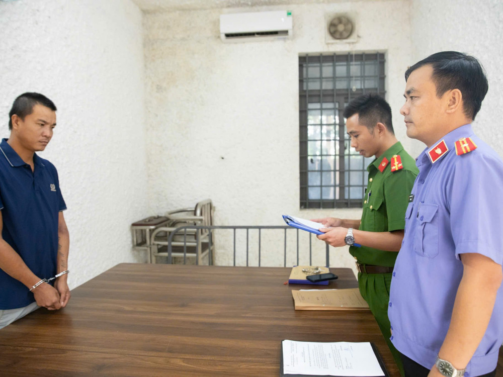 Xin tiền mua xe m&aacute;y kh&ocirc;ng được, nghịch tử d&ugrave;ng dao đ&aacute;nh g&atilde;y tay bố đẻ- Ảnh 1.