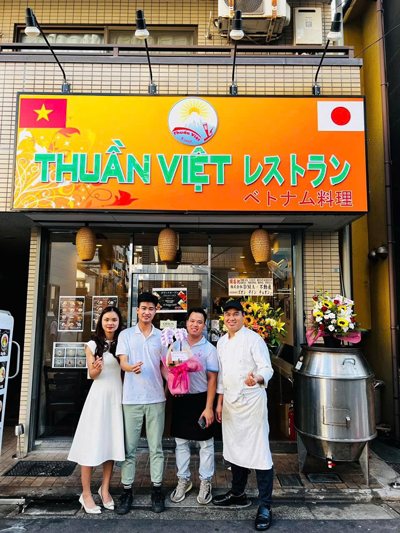 Nguyễn Văn Thuần (trang phục đầu bếp) khao kh&aacute;t quảng b&aacute; ẩm thực Việt Nam nơi xứ người Ảnh: THẢO NGUYỄN