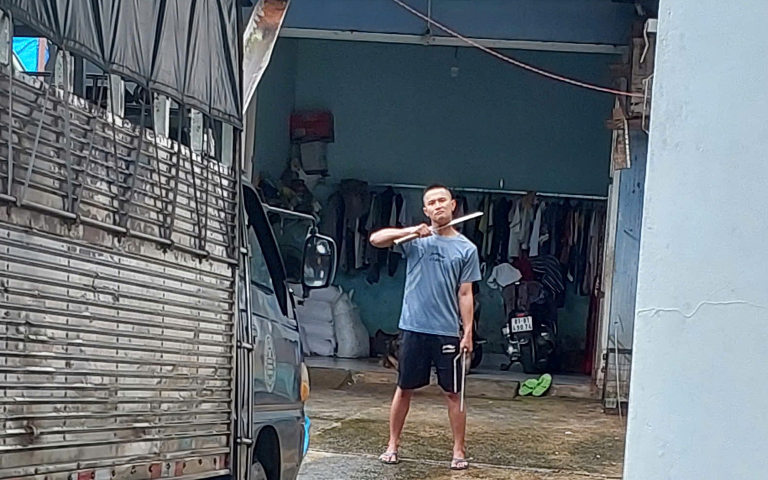 Mâu thuẫn với vợ, người đàn ông kề mã tấu vào cổ dọa tự sát