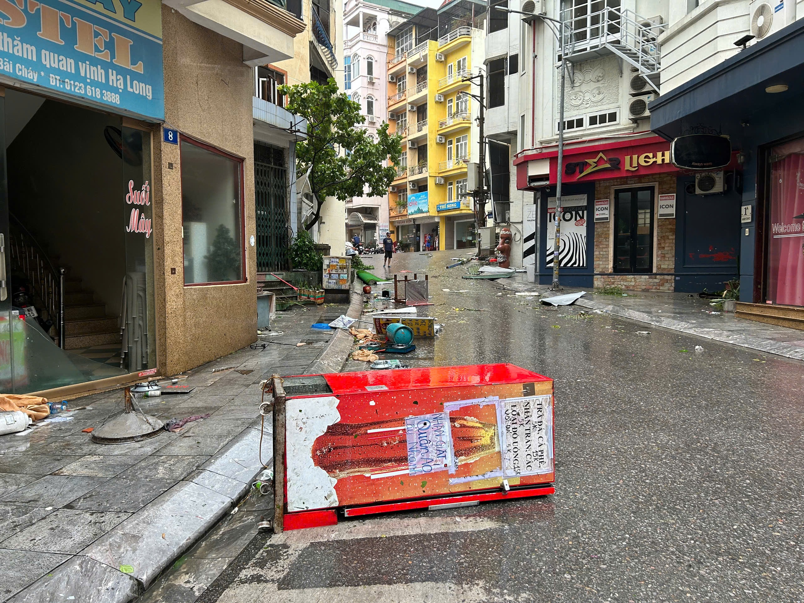 VIDEO: Cận cảnh ngổn ngang ở TP Hạ Long khi b&atilde;o số 3 c&agrave;n qu&eacute;t- Ảnh 8.