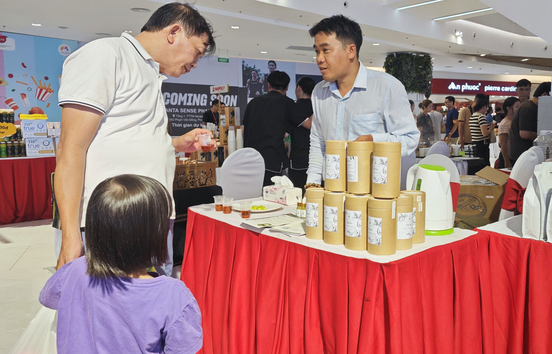 Tr&agrave; bơ của L&ecirc;&rsquo;s Farm thu h&uacute;t kh&aacute;ch h&agrave;ng tại Lễ hội T&ocirc;n vinh c&agrave; ph&ecirc; - tr&agrave; Việt lần 2 năm 2024 do B&aacute;o Người Lao Động tổ chức