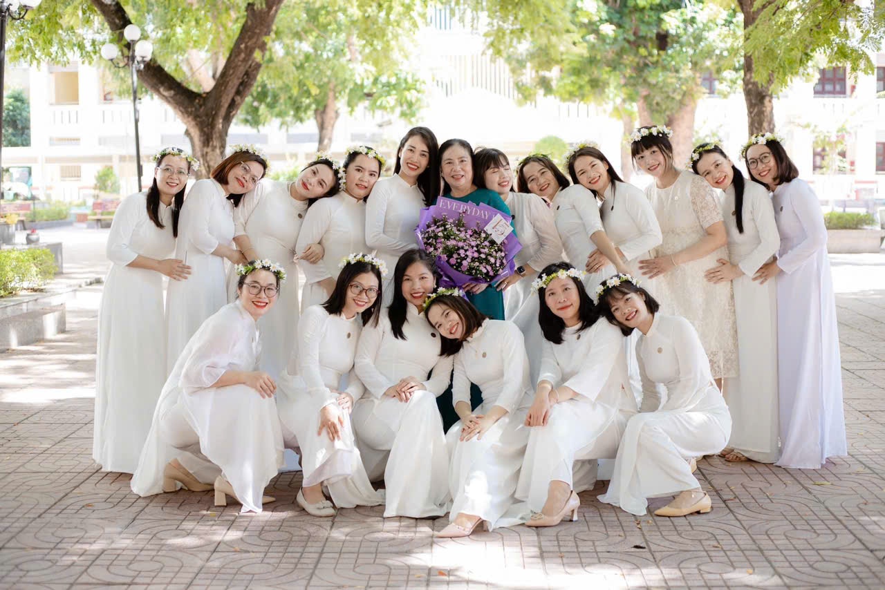 NGƯỜI THẦY K&Iacute;NH Y&Ecirc;U: C&ocirc; gi&aacute;o chủ nhiệm - người gieo thương mến- Ảnh 1.