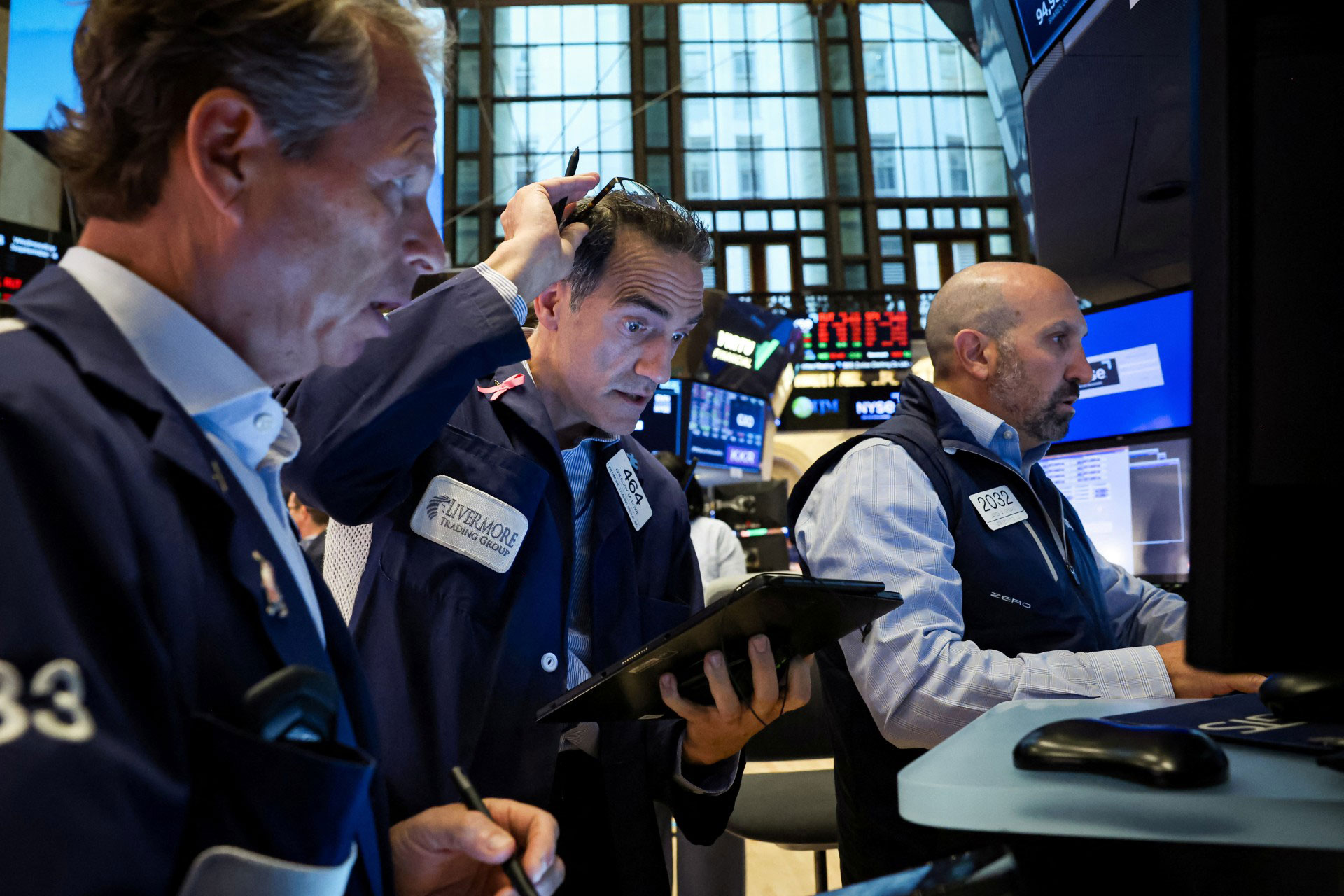 Hoạt động giao dịch tại Sở Giao dịch chứng kho&aacute;n New York (NYSE) ở TP New York - Mỹ h&ocirc;m 4-9. Ảnh: REUTERS