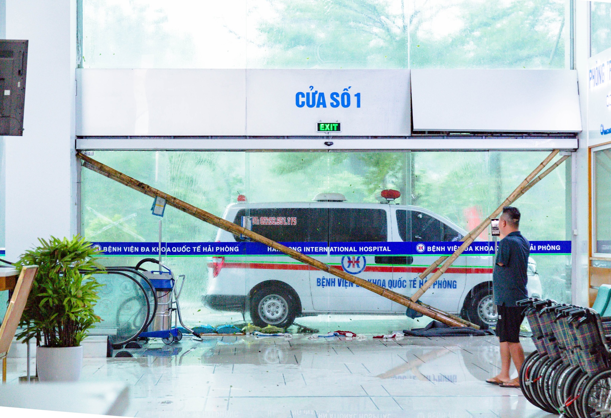 Nhiều cơ sở y tế bị thiệt hại do b&atilde;o số 3- Ảnh 1.