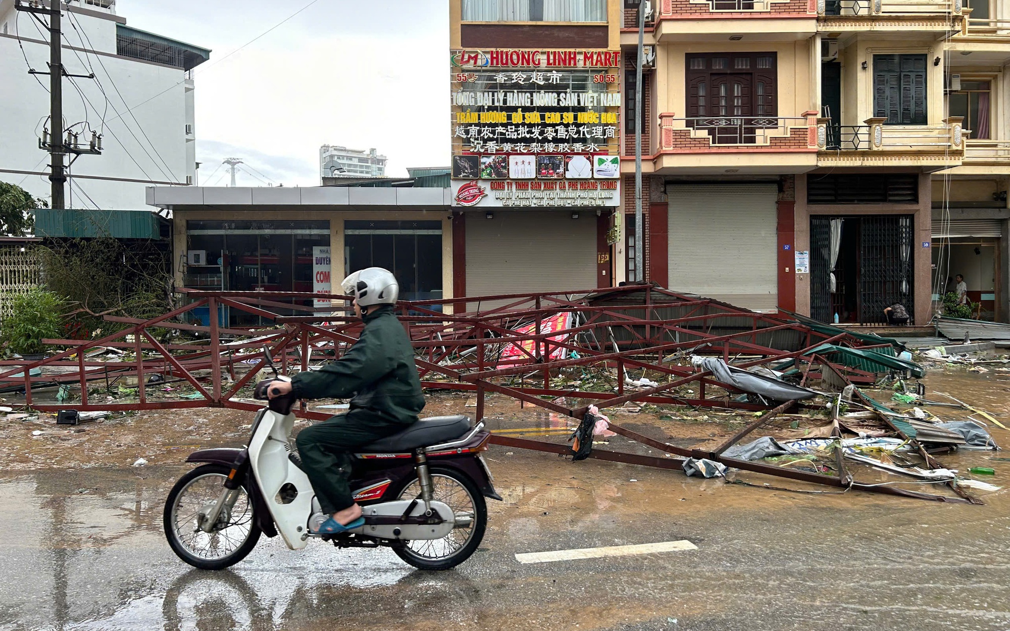 Ấm l&ograve;ng những h&igrave;nh ảnh đẹp trong cơn b&atilde;o số 3