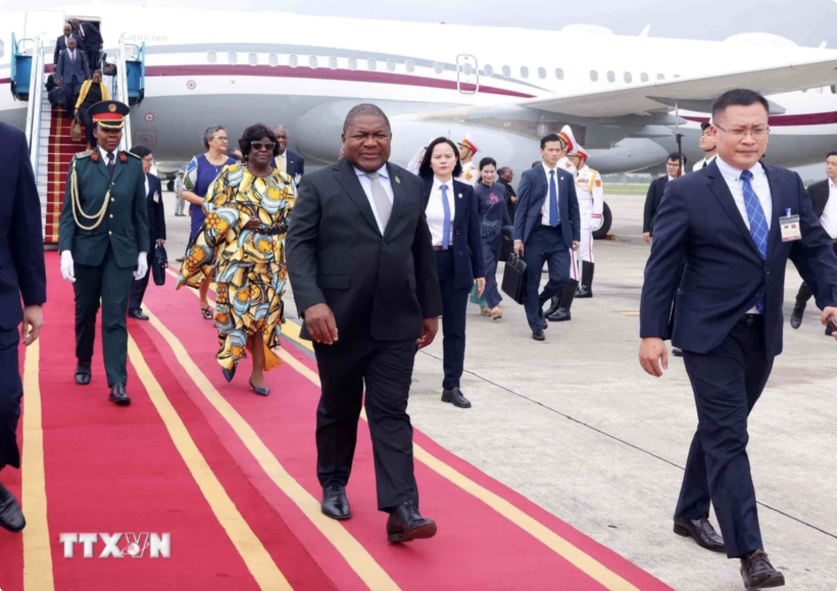 Tổng thống Mozambique v&agrave; phu nh&acirc;n tới H&agrave; Nội- Ảnh 4.