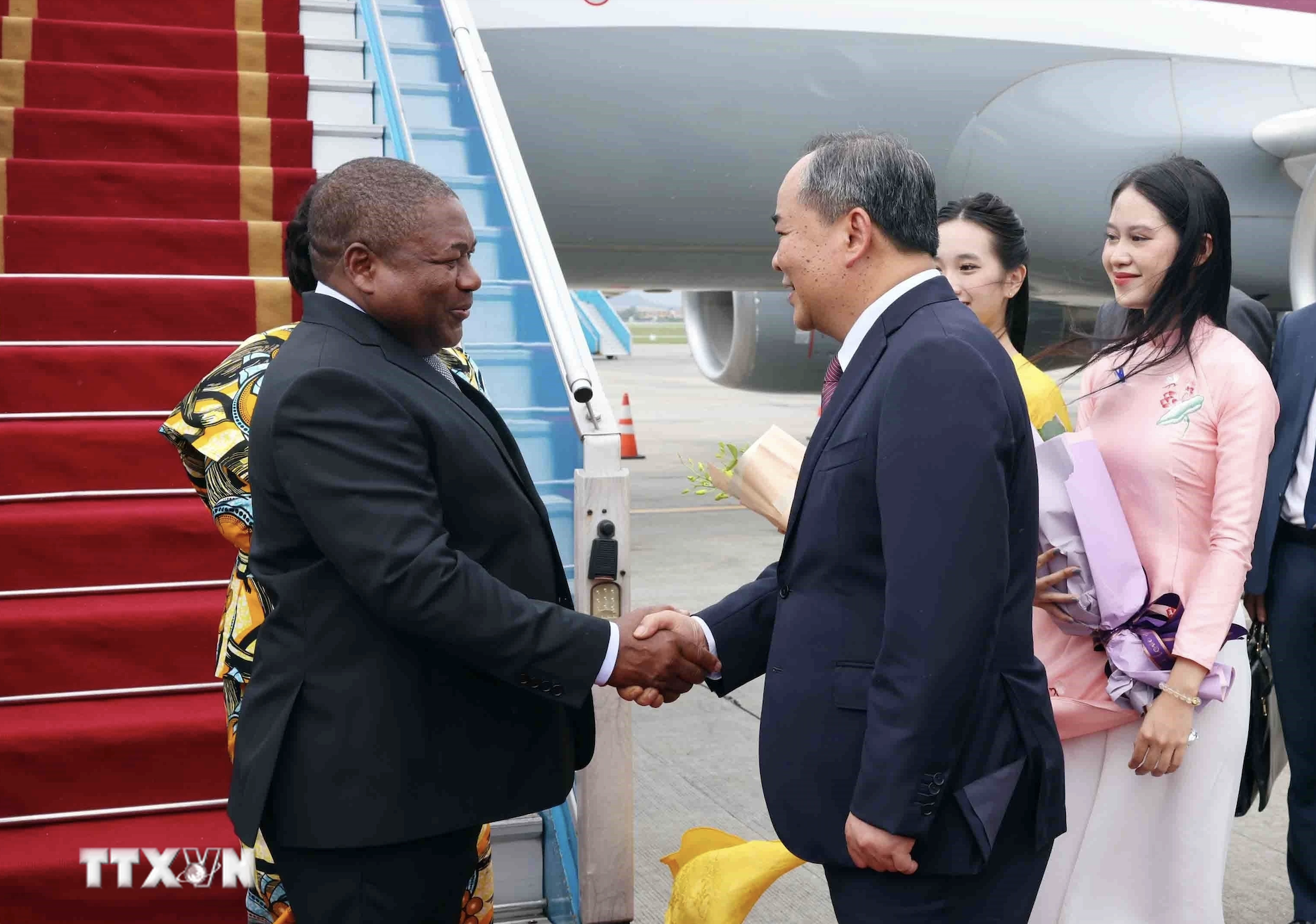 Tổng thống Mozambique v&agrave; phu nh&acirc;n tới H&agrave; Nội- Ảnh 1.