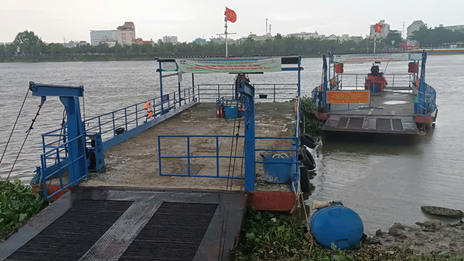 Hai tháng nay, bến phà Bình Quới ngừng hoạt động do chưa được cấp phép lại Ảnh: THU HIỀN