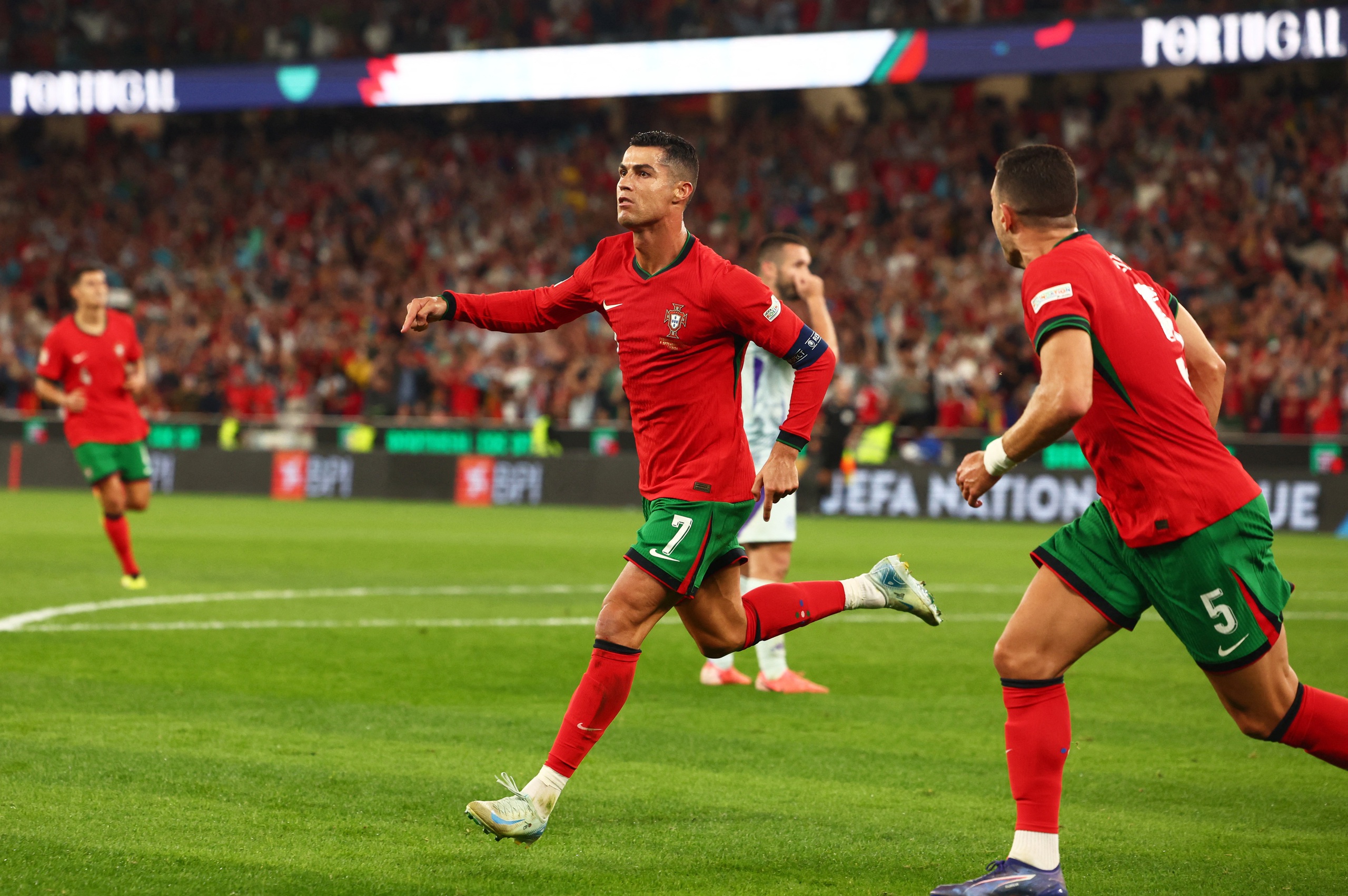 World Cup cuối c&ugrave;ng của Ronaldo - Ảnh 1.
