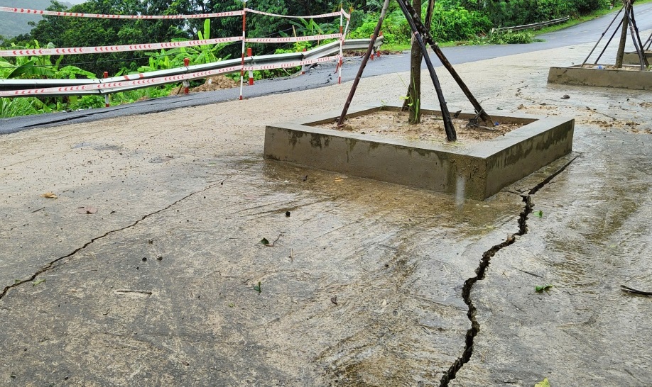 Gần nửa mặt đường Quốc lộ l&ecirc;n huyện bi&ecirc;n giới Thanh H&oacute;a bị mưa lũ "nuốt chửng"- Ảnh 6.