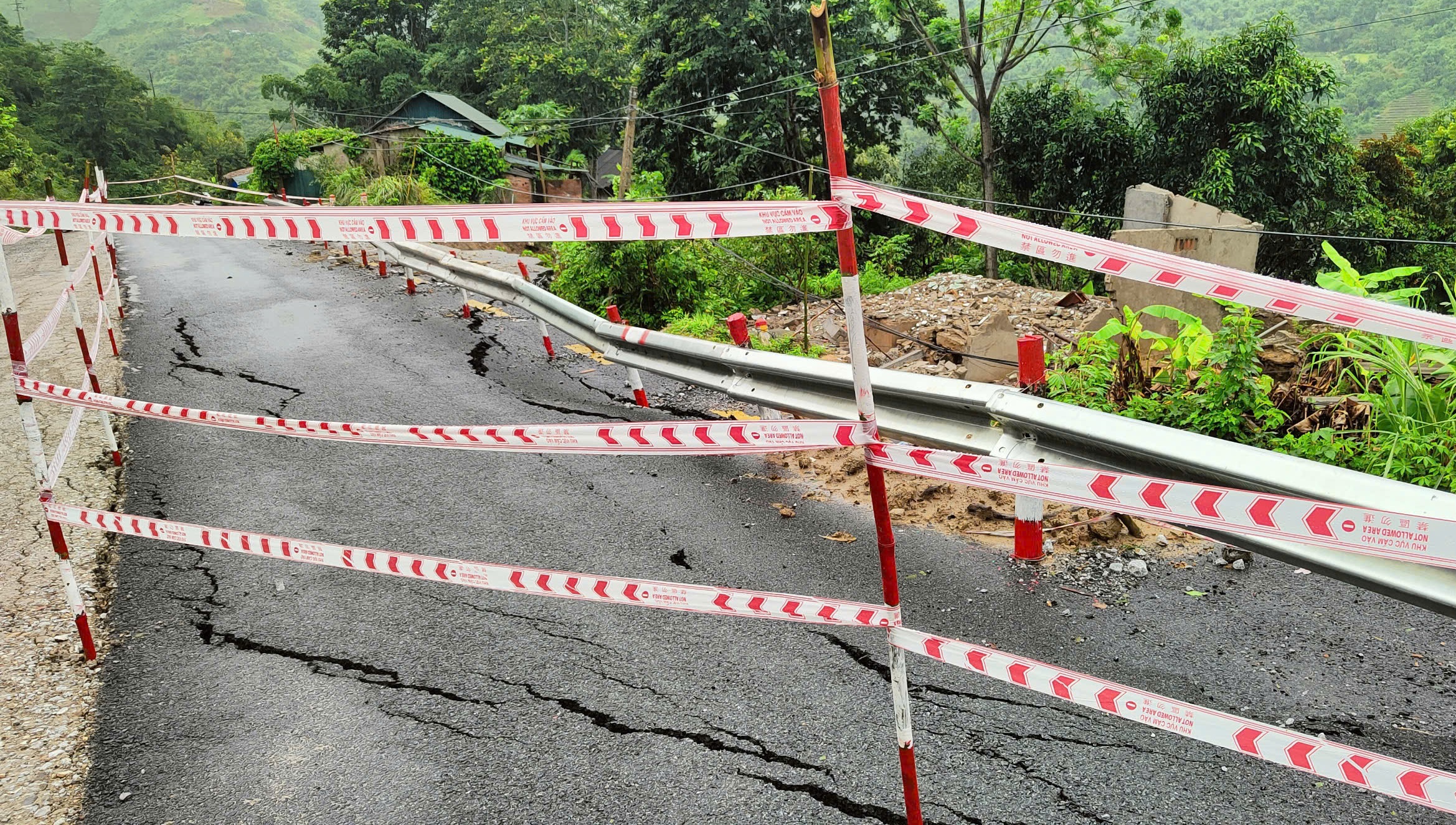 Gần nửa mặt đường Quốc lộ l&ecirc;n huyện bi&ecirc;n giới Thanh H&oacute;a bị mưa lũ "nuốt chửng"- Ảnh 4.