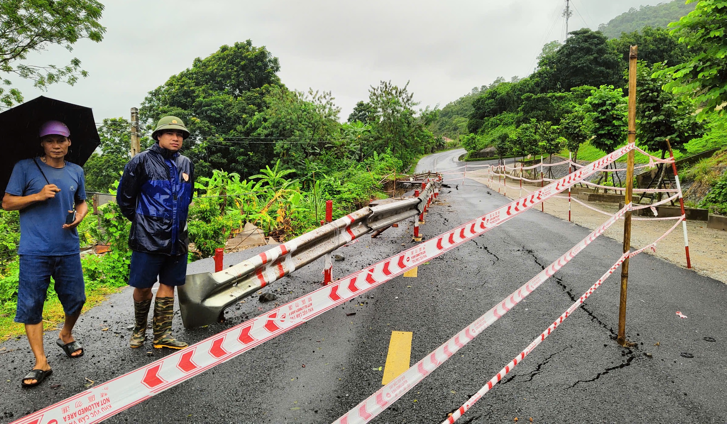 Gần nửa mặt đường Quốc lộ l&ecirc;n huyện bi&ecirc;n giới Thanh H&oacute;a bị mưa lũ "nuốt chửng"- Ảnh 2.