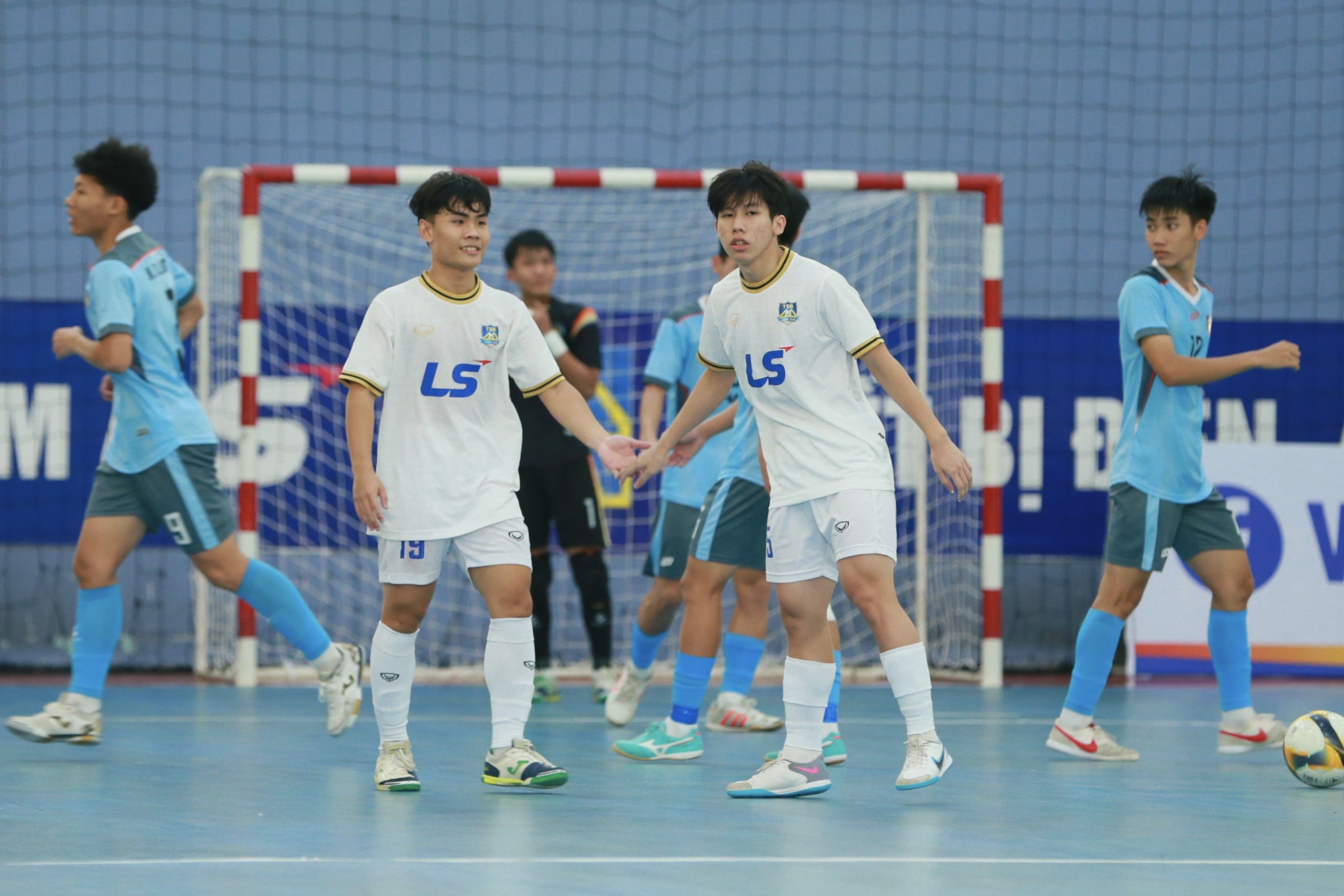 U20 futsal VĐQG: Đạt Vĩnh Tiến mất ng&ocirc;i đầu, Th&aacute;i Sơn Nam TP HCM bị ph&agrave; hơi n&oacute;ng- Ảnh 2.
