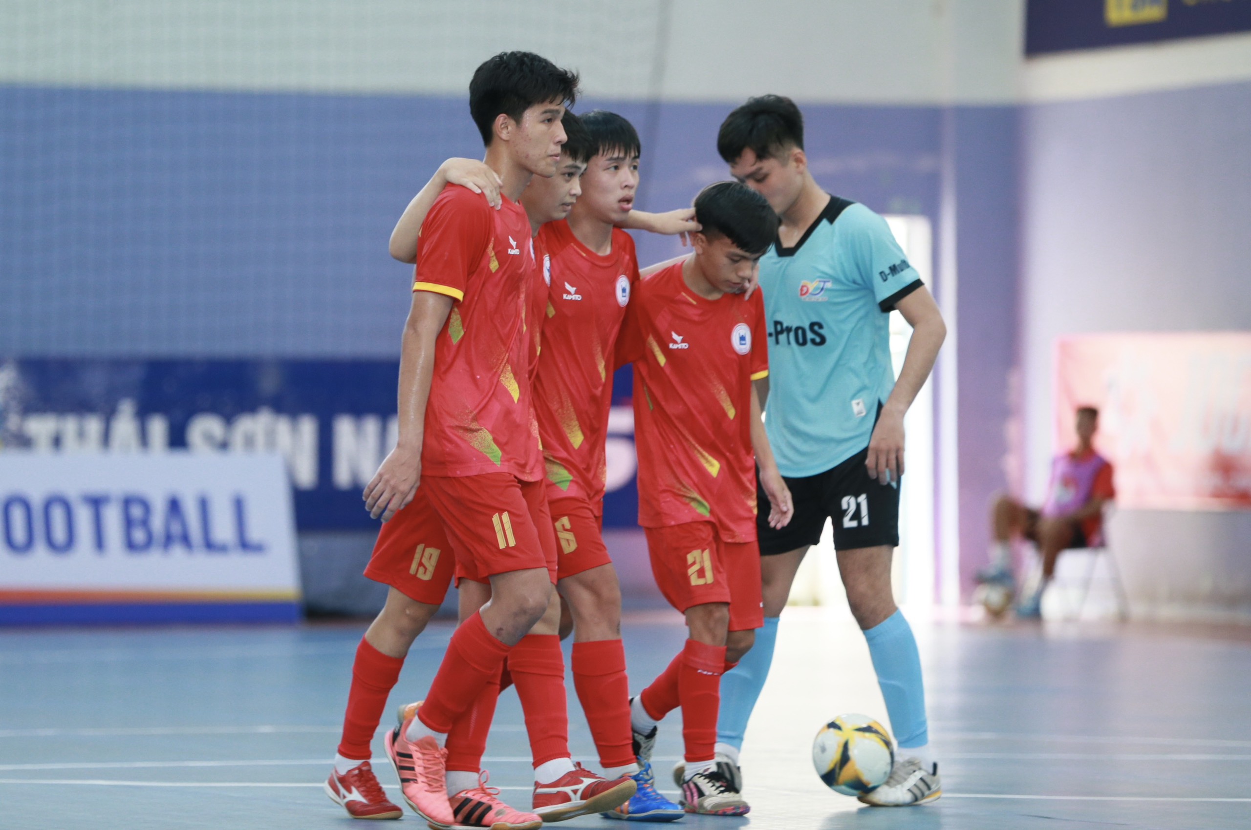 U20 futsal VĐQG: Đạt Vĩnh Tiến mất ng&ocirc;i đầu, Th&aacute;i Sơn Nam TP HCM bị ph&agrave; hơi n&oacute;ng- Ảnh 1.