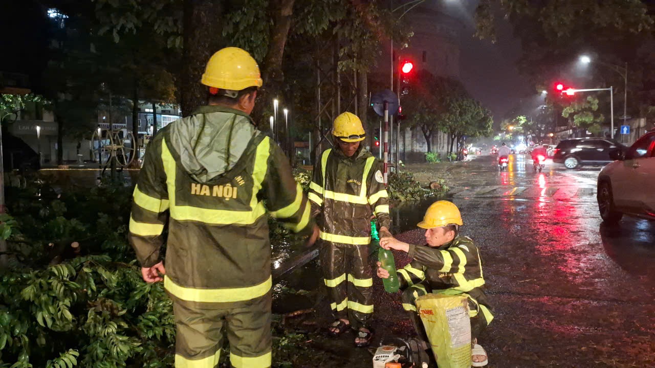 VIDEO: Miệt m&agrave;i xuy&ecirc;n đ&ecirc;m hỗ trợ H&agrave; Nội, Hải Ph&ograve;ng dọn dẹp c&acirc;y xanh g&atilde;y đổ sau b&atilde;o số 3- Ảnh 9.