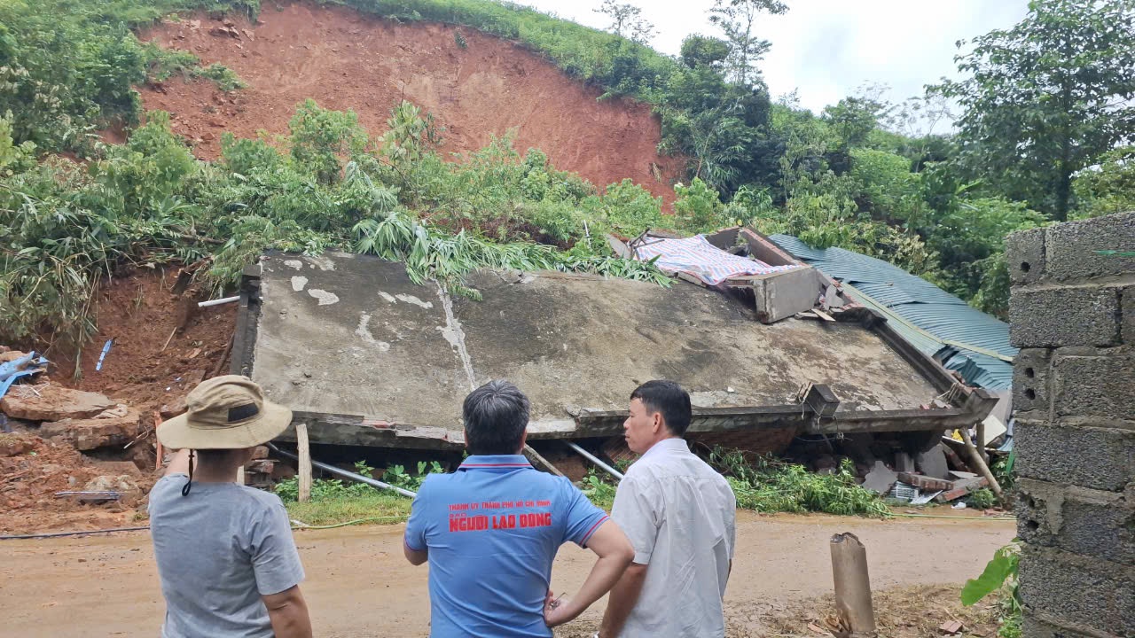 B&aacute;o Người Lao Động trao 30 triệu đồng hỗ trợ gia đ&igrave;nh c&oacute; 4 người chết do sạt lở đất- Ảnh 5.