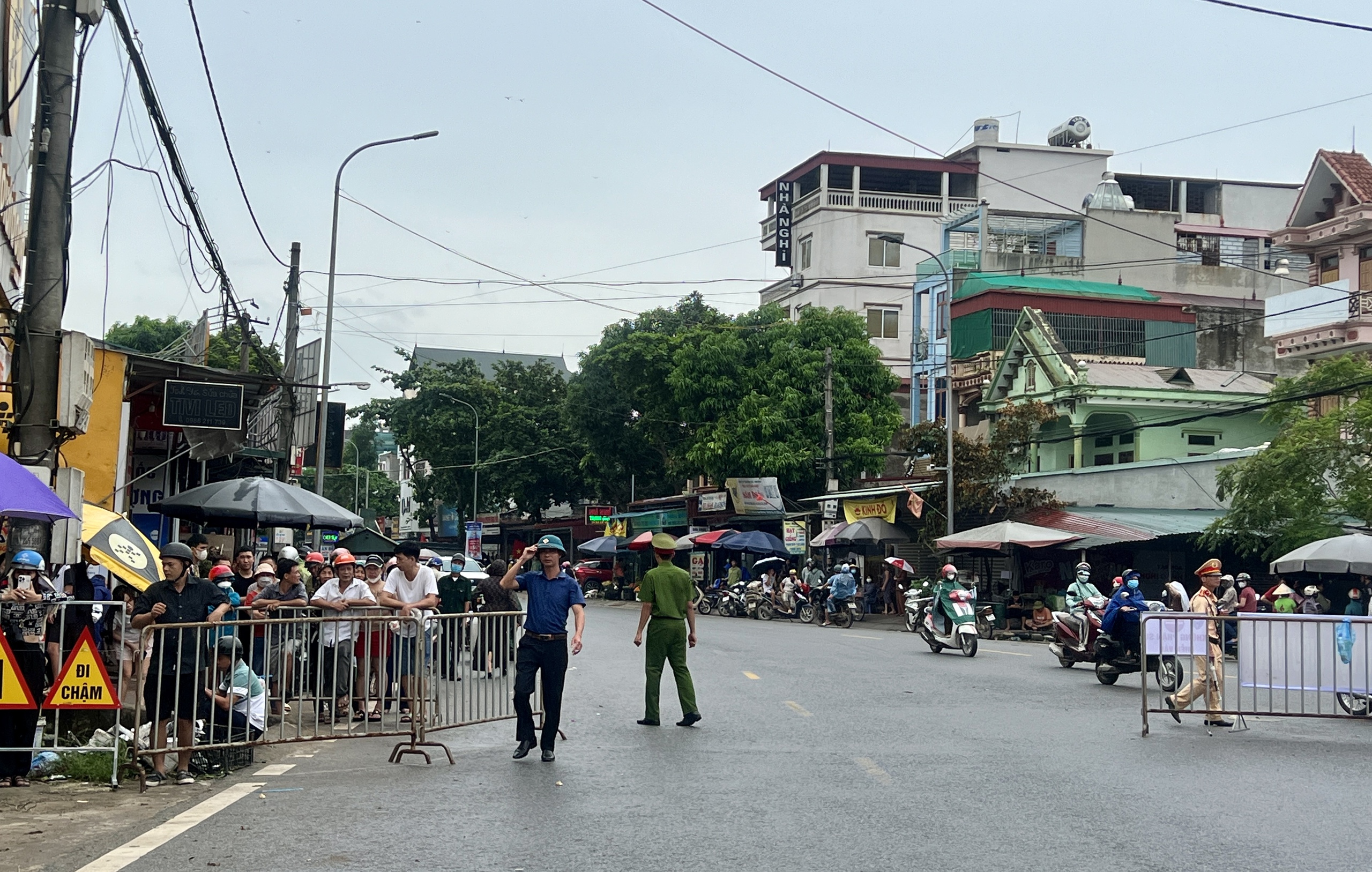 VIDEO: Cận cảnh hiện trường vụ sập cầu Phong Châu, nước sông Hồng chảy xiết- Ảnh 1.