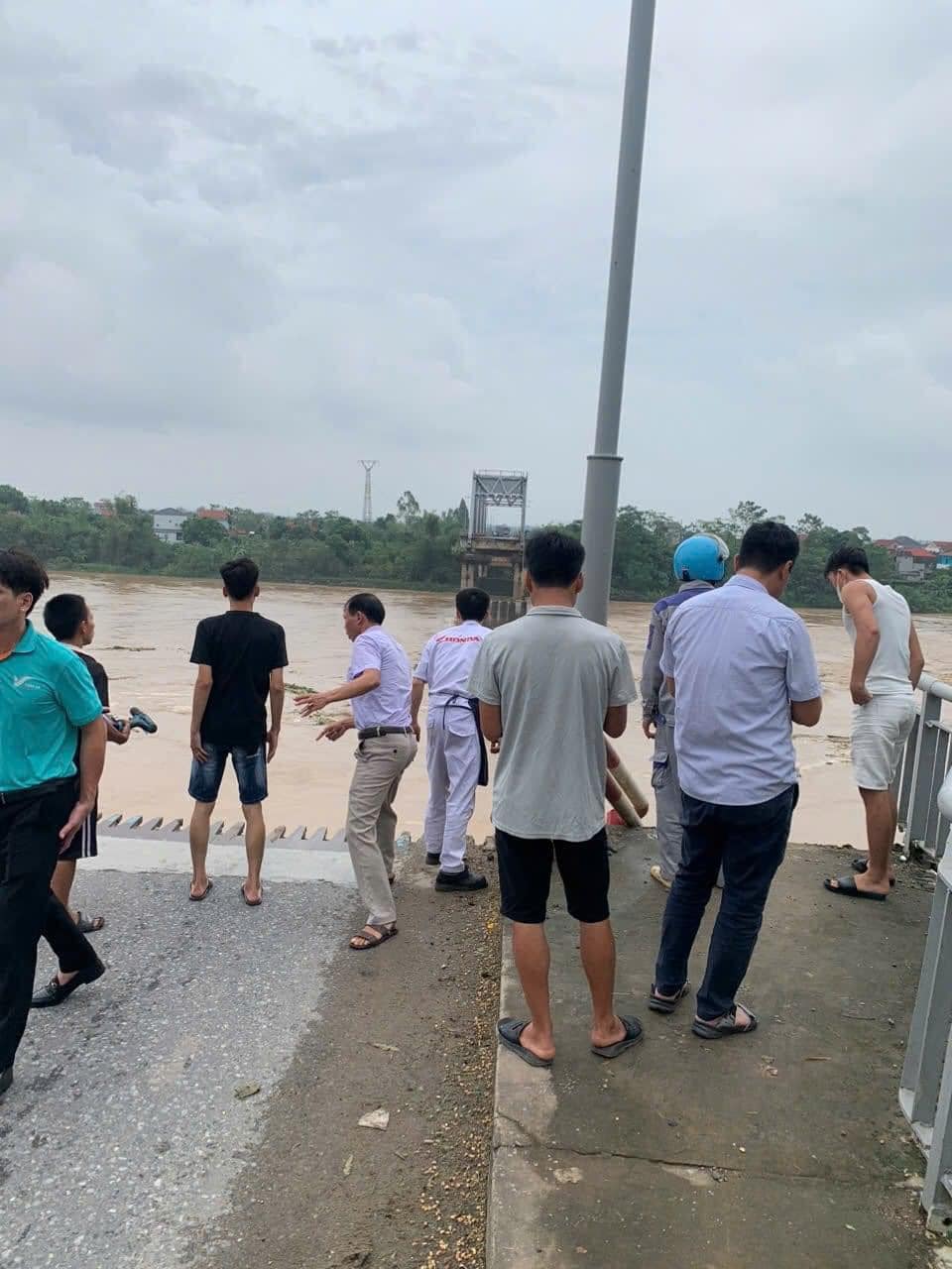 Sập cầu Phong Ch&acirc;u bắc qua s&ocirc;ng Hồng, nhiều người gặp nạn- Ảnh 6.