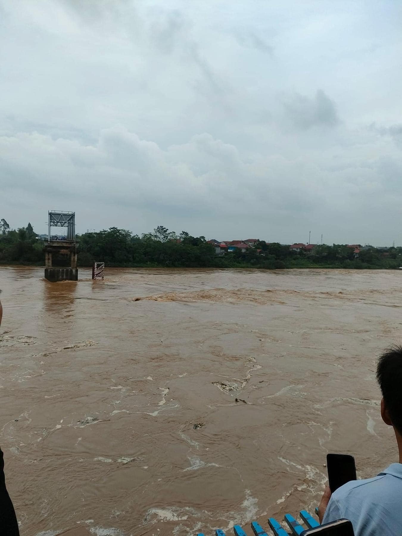 Sập cầu Phong Ch&acirc;u bắc qua s&ocirc;ng Hồng, nhiều người gặp nạn- Ảnh 5.