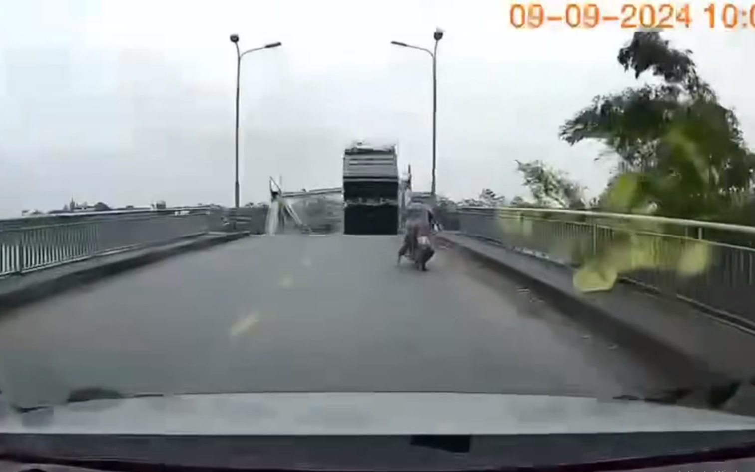 VIDEO: Kinh ho&agrave;ng cảnh xe tải rơi xuống s&ocirc;ng Hồng đ&uacute;ng l&uacute;c cầu Phong Ch&acirc;u sập