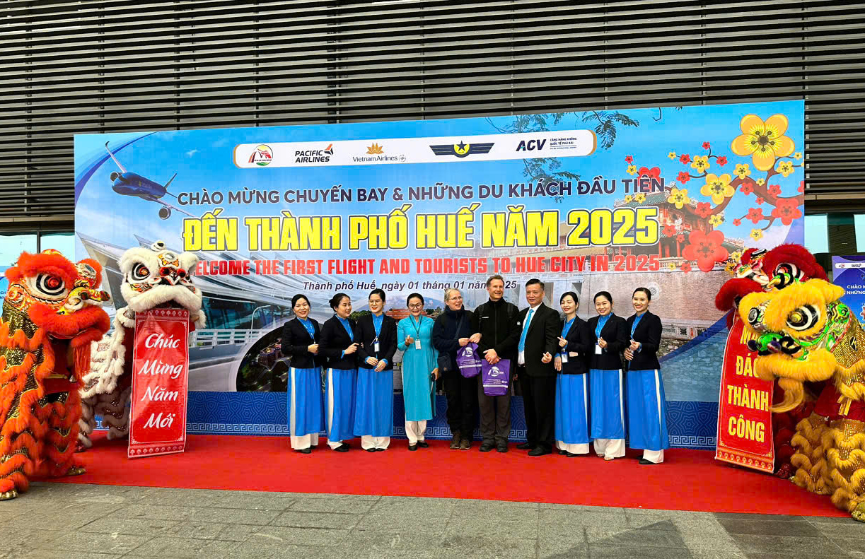 Vietnam Airlines chào đón những hành khách đầu tiên nhân dịp năm mới 2025 tại Cảng HKQT Phú Bài, Thừa Thiên - Huế