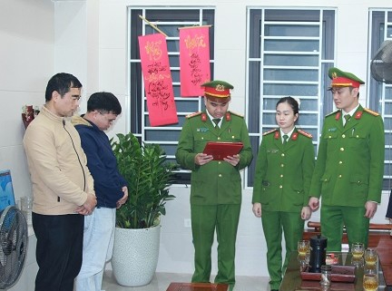 Bắt khẩn cấp một gi&aacute;m đốc- Ảnh 1.
