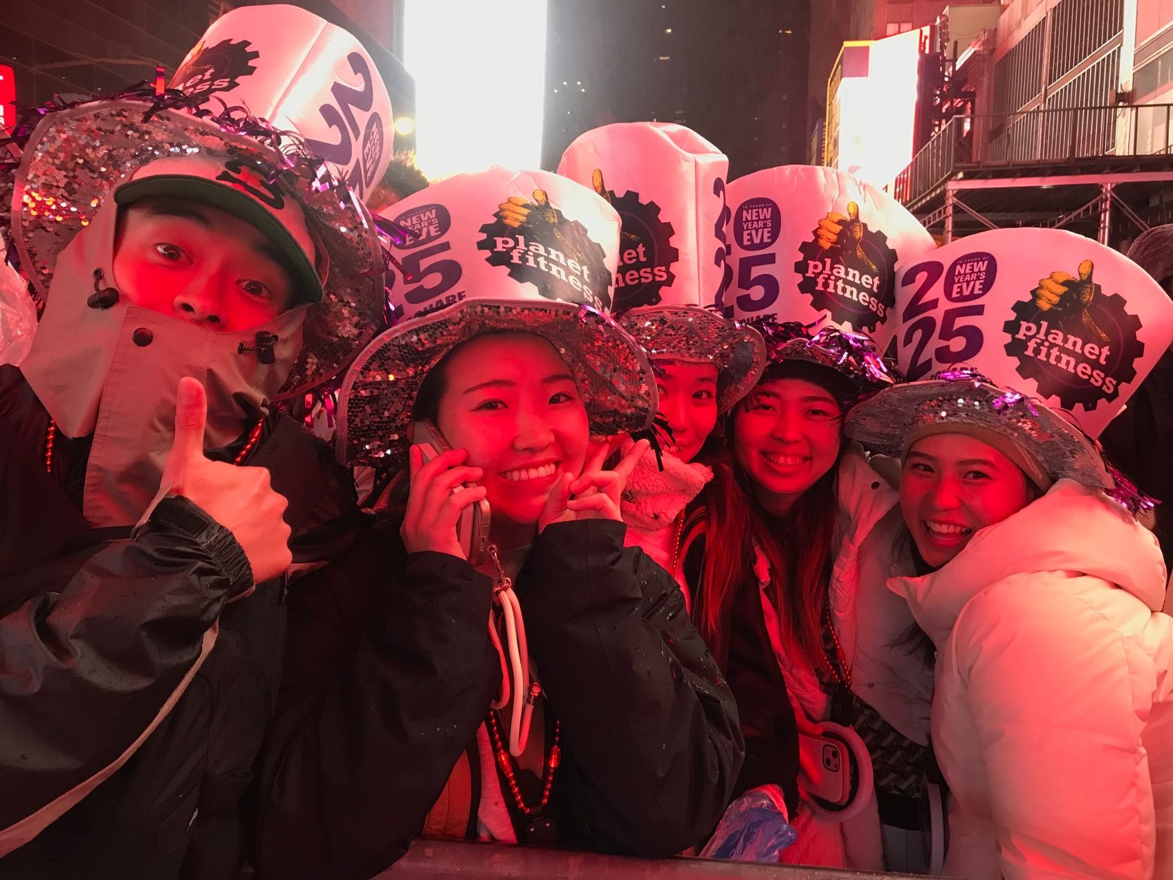 Nhóm du khách Nhật Bản đón giao thừa 2025 ở New York – Mỹ. Ảnh: New York Post