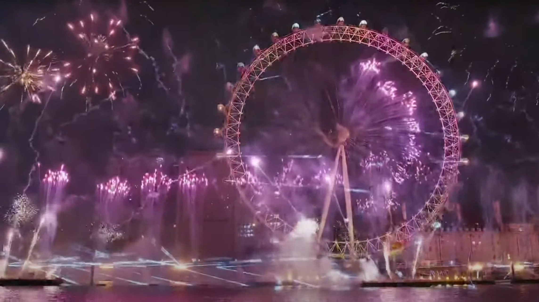 London Eye ch&iacute;nh l&agrave; trung t&acirc;m của m&agrave;n bắn ph&aacute;o hoa đ&ecirc;m giao thừa ở thủ đ&ocirc; nước Anh trong nhiều thập kỷ. Ảnh: YouTube