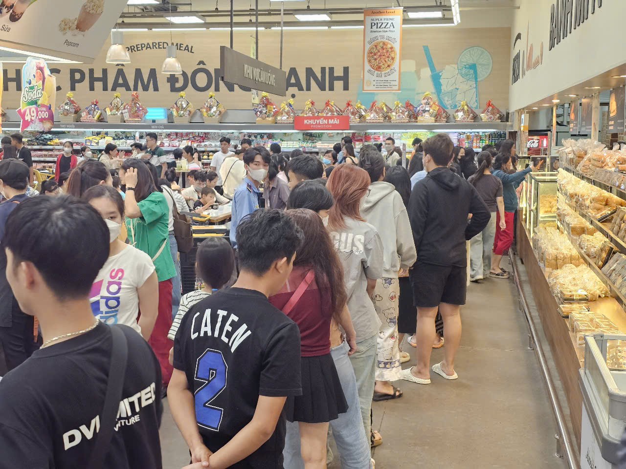 TP HCM: Trung tâm thương mại đông nghịt, người dân xếp hàng dài ngày đầu năm- Ảnh 12.