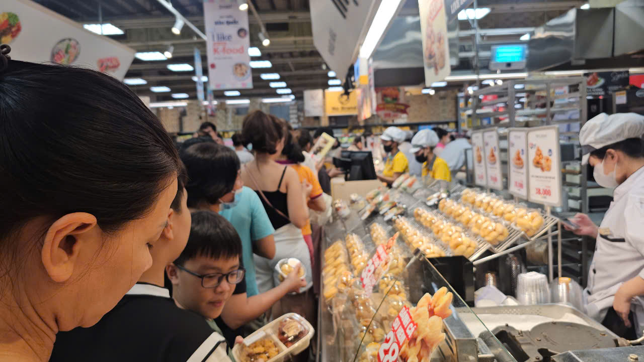 TP HCM: Trung tâm thương mại đông nghịt, người dân xếp hàng dài ngày đầu năm- Ảnh 16.