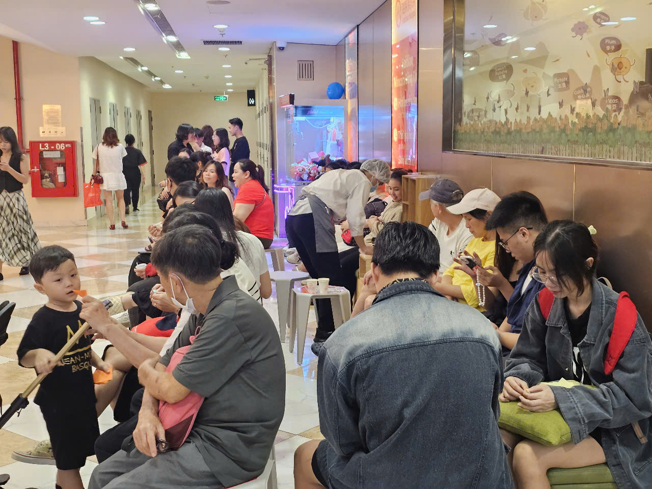 TP HCM: Trung tâm thương mại đông nghịt, người dân xếp hàng dài ngày đầu năm- Ảnh 17.