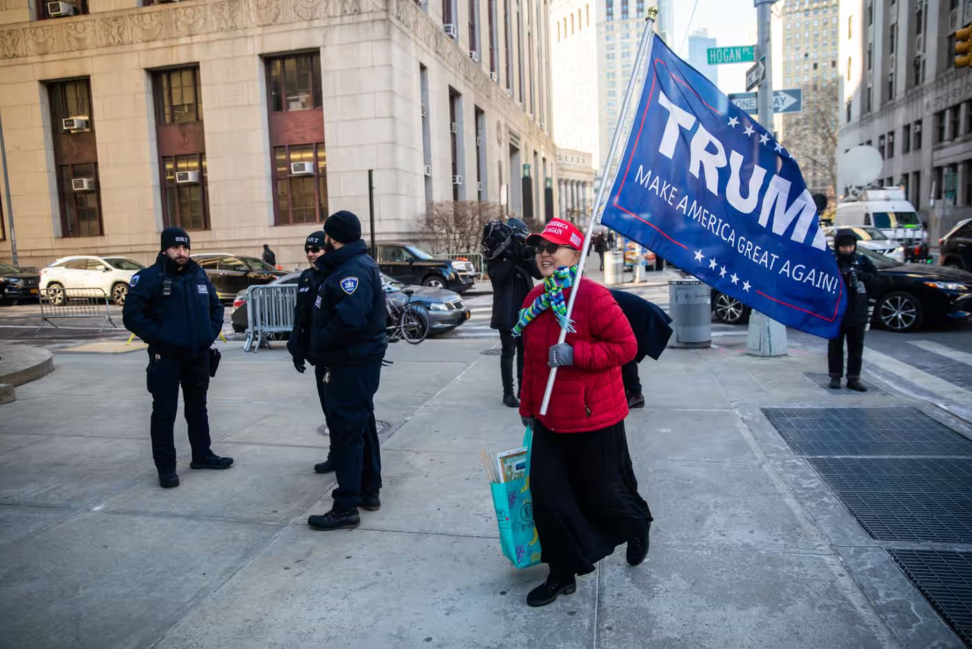 Người ủng hộ &ocirc;ng Trump b&ecirc;n ngo&agrave;i t&ograve;a &aacute;n. Ảnh: The Guardian