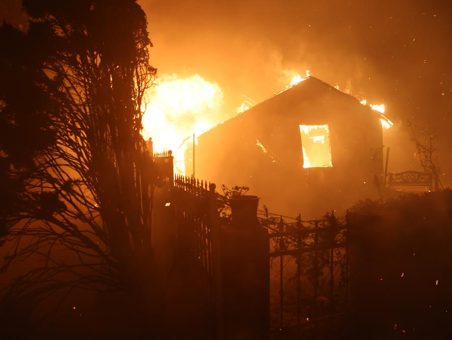 Mỹ: Ch&aacute;y rừng khủng khiếp ở Los Angeles, số nạn nh&acirc;n kh&ocirc;ng ngừng tăng- Ảnh 3.