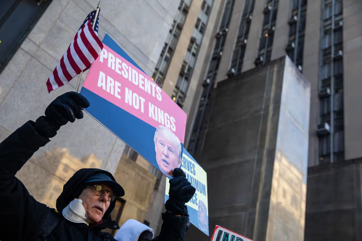 Người biểu t&igrave;nh phản đối &ocirc;ng Trump b&ecirc;n ngo&agrave;i t&ograve;a &aacute;n. Ảnh: The Guardian