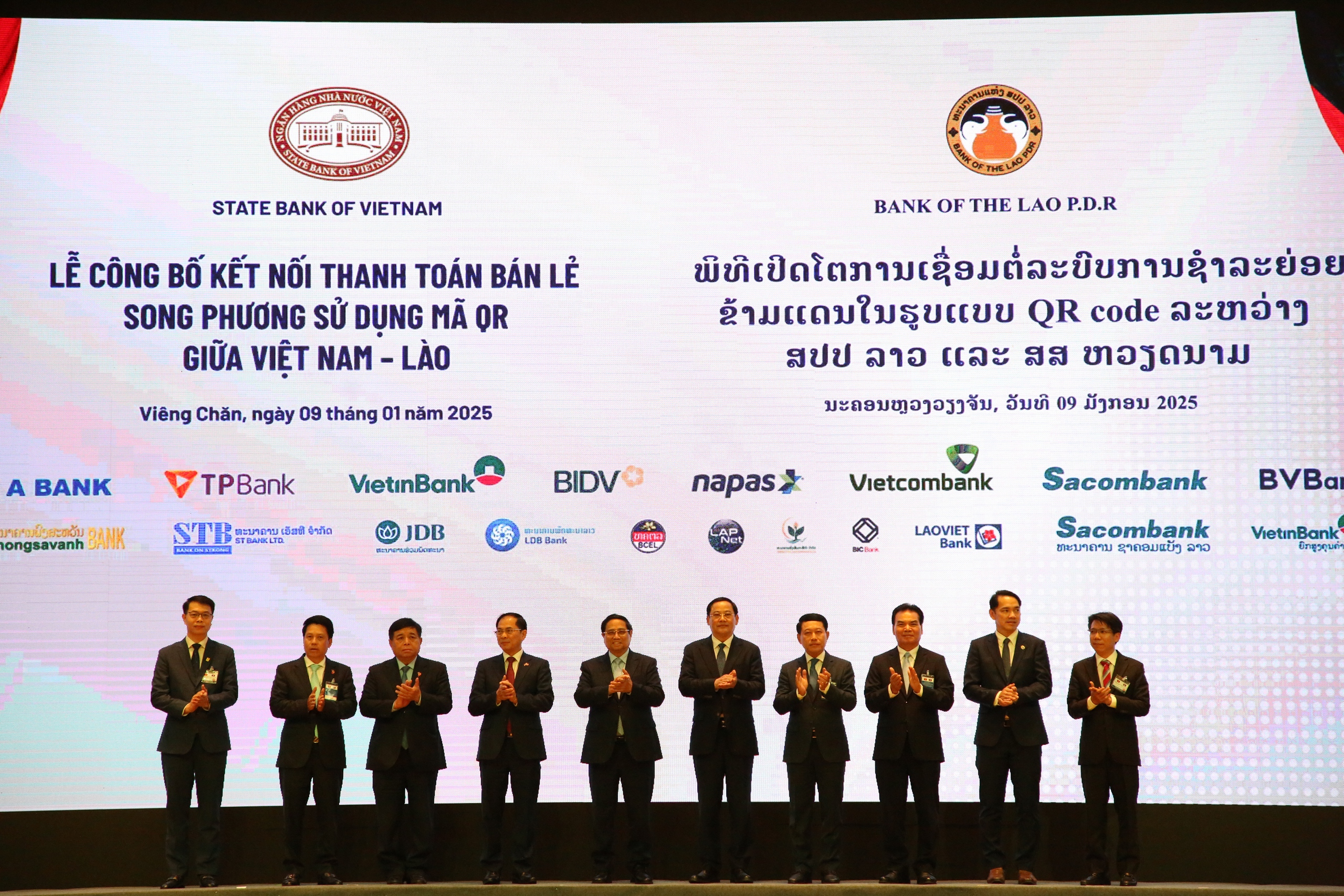 Nghi thức ra mắt dịch vụ thanh to&aacute;n b&aacute;n lẻ song phương sử dụng m&atilde; QR giữa Việt Nam v&agrave; L&agrave;o