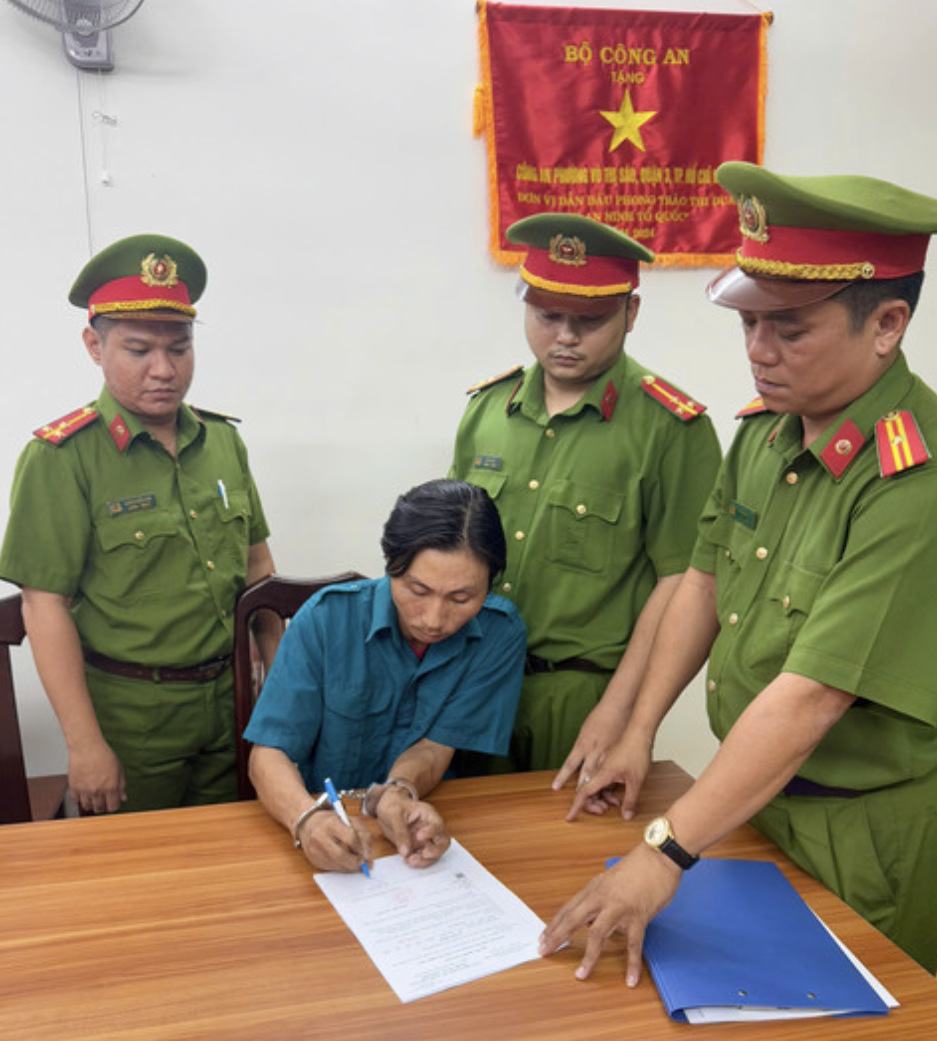Đ&aacute;nh nhau ở trung t&acirc;m TP HCM khi lưu th&ocirc;ng, 2 người bị bắt- Ảnh 2.
