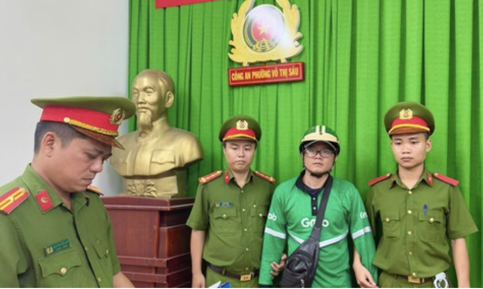 Đ&aacute;nh nhau ở trung t&acirc;m TP HCM khi lưu th&ocirc;ng, 2 người bị bắt- Ảnh 1.
