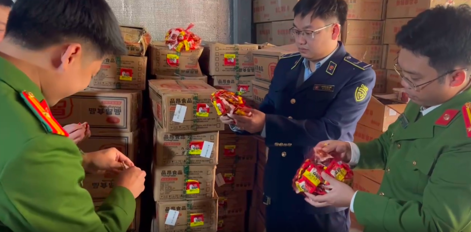 Kinh ho&agrave;ng kho h&agrave;ng chứa tr&ecirc;n 13 tấn thực phẩm ghi nh&atilde;n nước ngo&agrave;i bị ph&aacute;t hiện ở H&agrave; Nội- Ảnh 1.