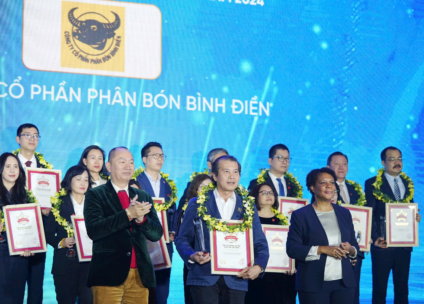 Ph&acirc;n b&oacute;n B&igrave;nh Điền tiếp tục đạt danh hiệu &ldquo;Top 50 Doanh nghiệp xuất sắc nhất Việt Nam năm 2024&rdquo;- Ảnh 2.