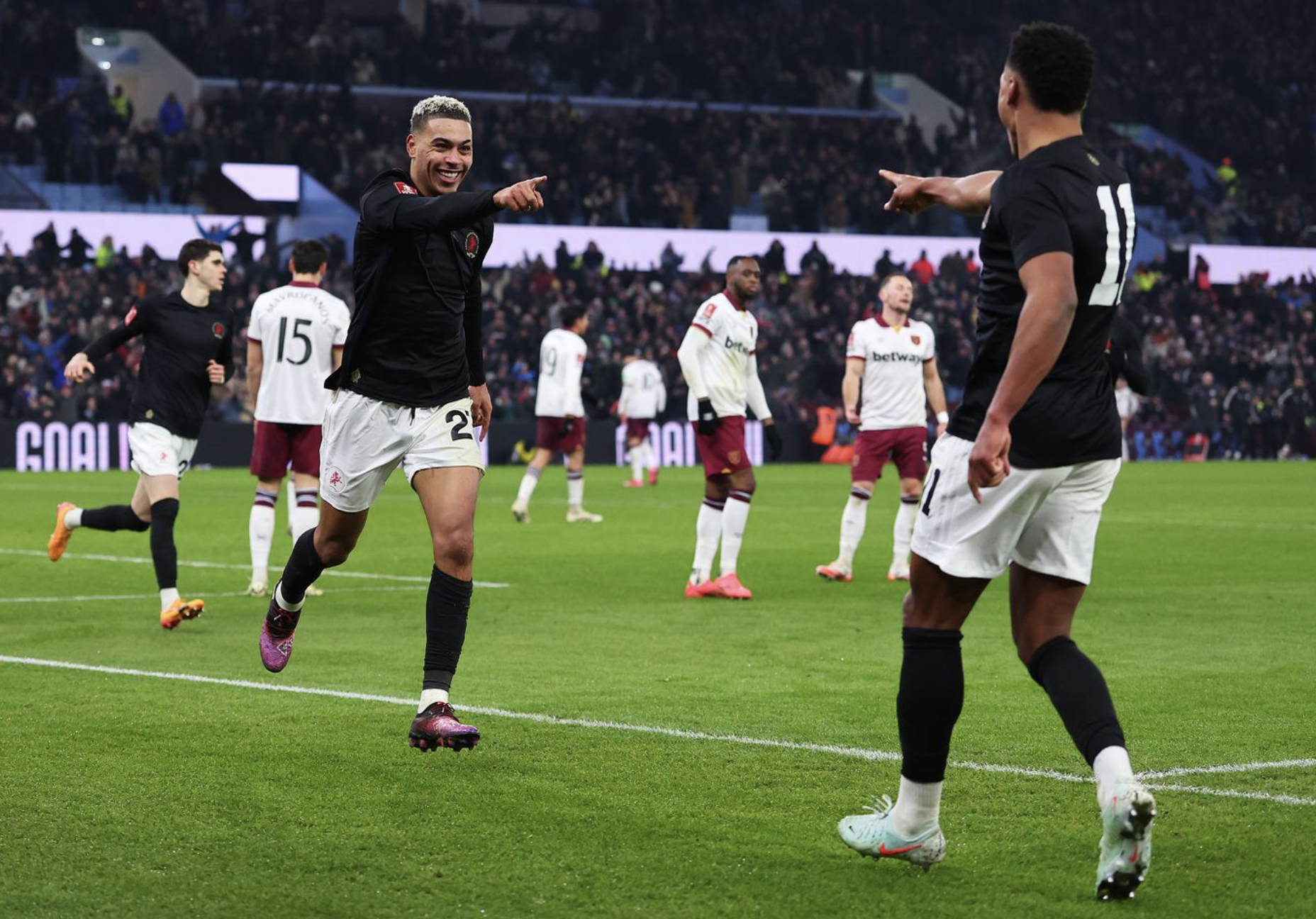 Aston Villa ngược d&ograve;ng đẳng cấp, ph&aacute; hỏng ng&agrave;y ra mắt của HLV Graham Potter- Ảnh 5.
