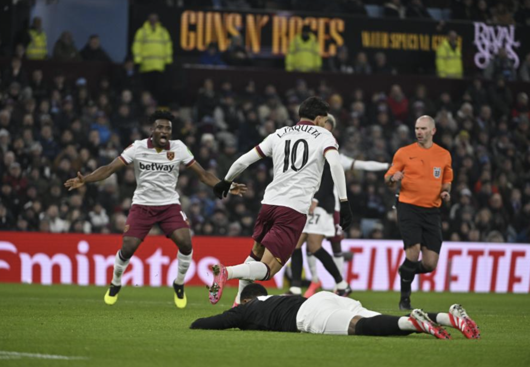 Aston Villa ngược d&ograve;ng đẳng cấp, ph&aacute; hỏng ng&agrave;y ra mắt của HLV Graham Potter- Ảnh 2.