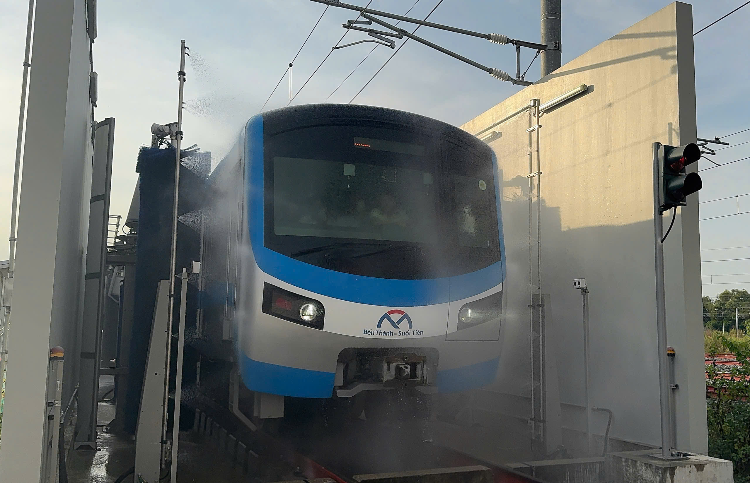 Chỉ mất 15 ph&uacute;t, metro số 1 rửa t&agrave;u như thế n&agrave;o?- Ảnh 1.
