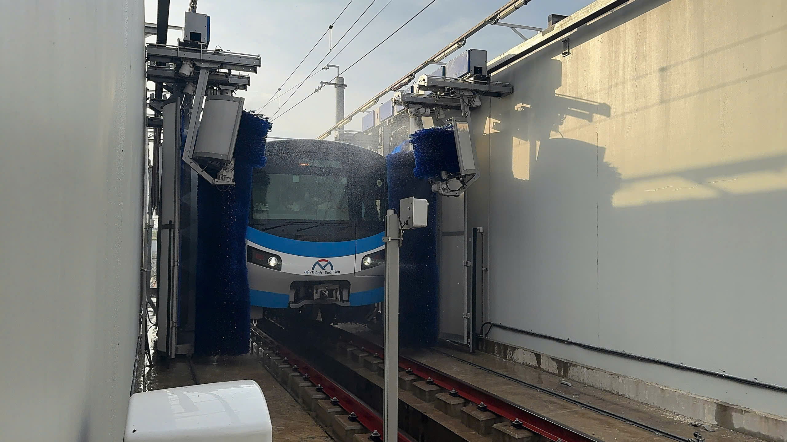 Chỉ mất 15 ph&uacute;t, metro số 1 rửa t&agrave;u như thế n&agrave;o?- Ảnh 3.