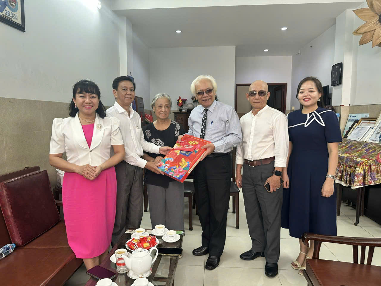 Ban Tuy&ecirc;n gi&aacute;o Th&agrave;nh ủy TP HCM thăm v&agrave; ch&uacute;c Tết văn nghệ sĩ ti&ecirc;u biểu- Ảnh 2.