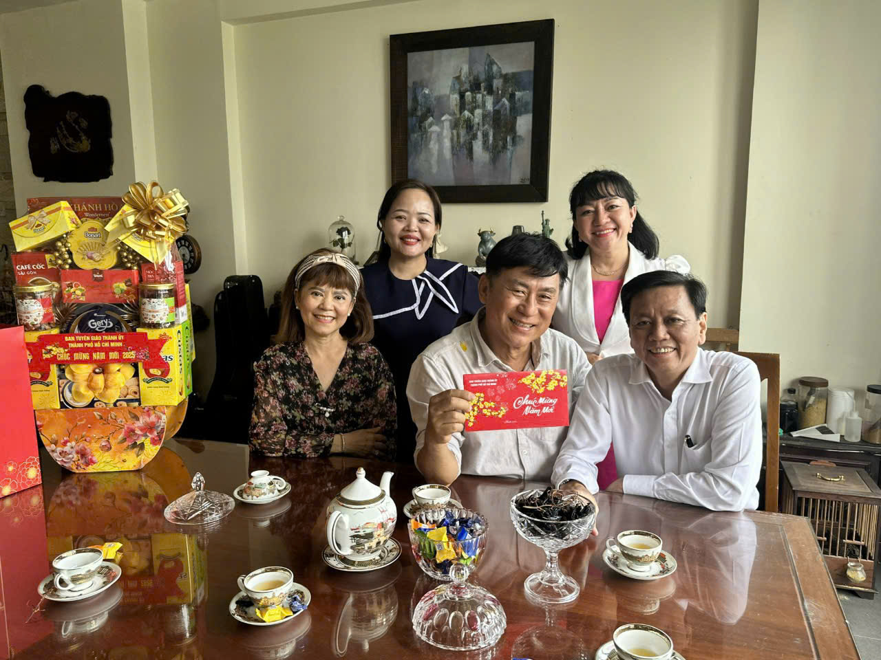 Ban Tuy&ecirc;n gi&aacute;o Th&agrave;nh ủy TP HCM thăm v&agrave; ch&uacute;c Tết văn nghệ sĩ ti&ecirc;u biểu- Ảnh 4.