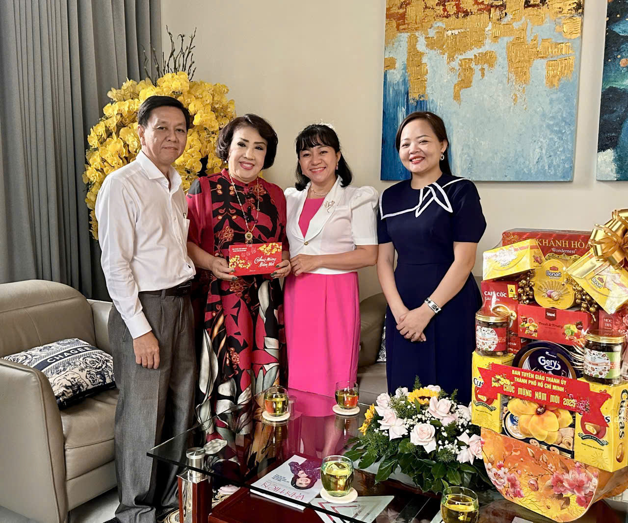 Ban Tuy&ecirc;n gi&aacute;o Th&agrave;nh ủy TP HCM thăm v&agrave; ch&uacute;c Tết văn nghệ sĩ ti&ecirc;u biểu- Ảnh 3.