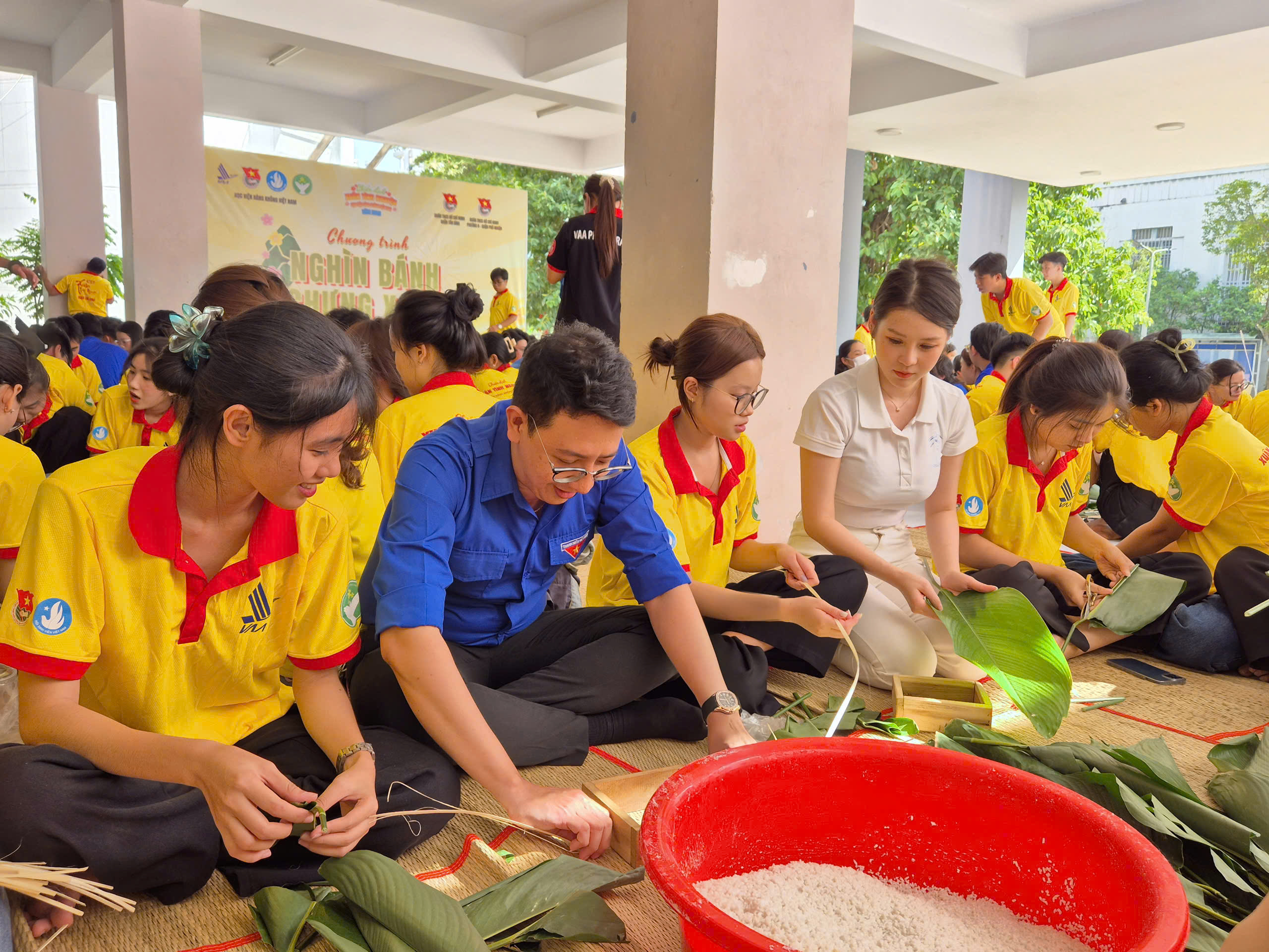 Hoa hậu Biển Việt Nam 2024 g&oacute;i b&aacute;nh chưng c&ugrave;ng c&aacute;c đo&agrave;n vi&ecirc;n, thanh ni&ecirc;n- Ảnh 4.