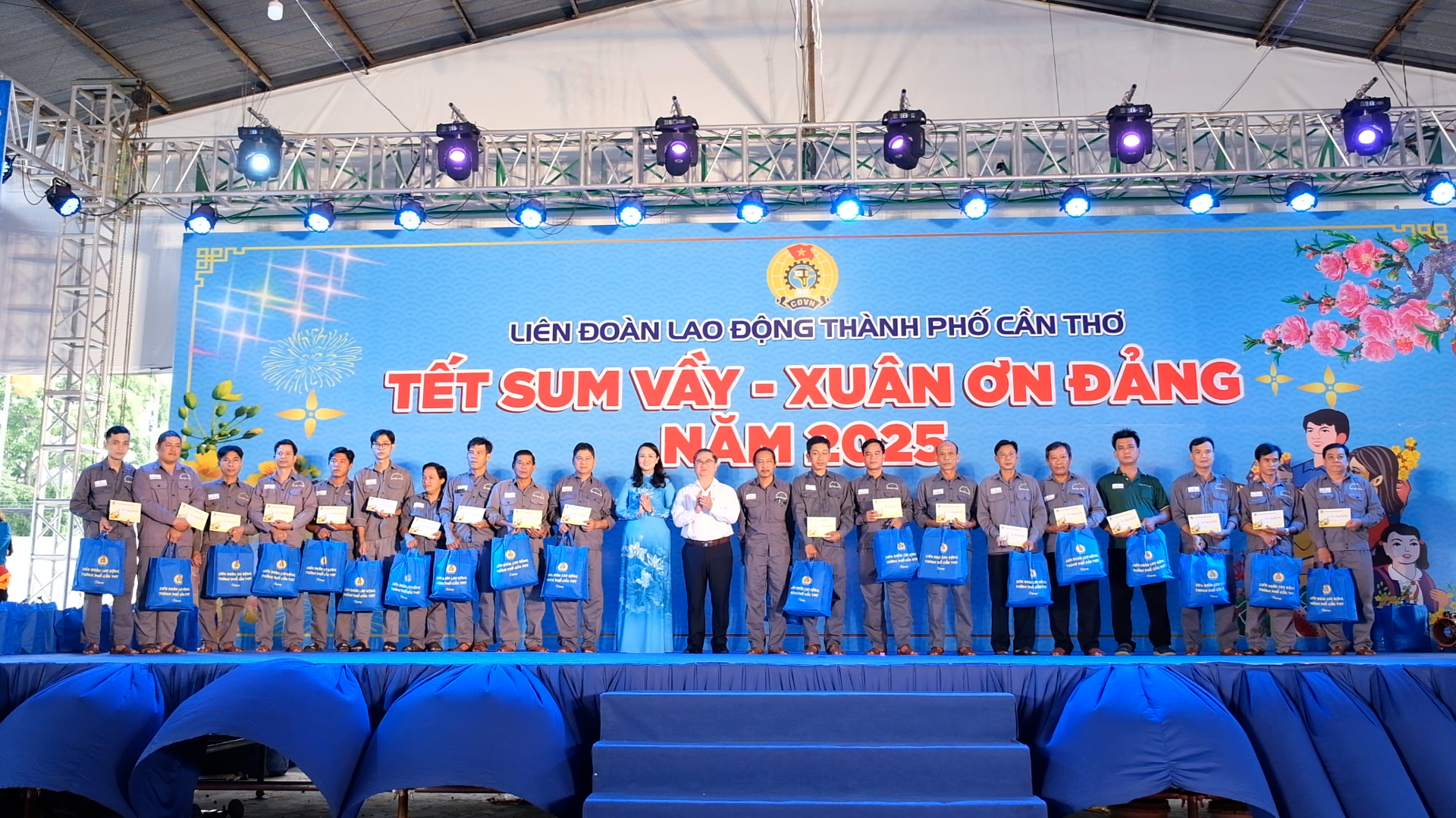 VIDEO: Người lao động phấn khởi mua sắm tại